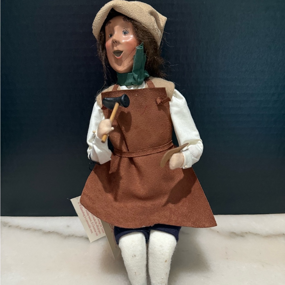 Byers Choice 2003 Williamsburg Christmas Cobbler Shoemaker Caroler